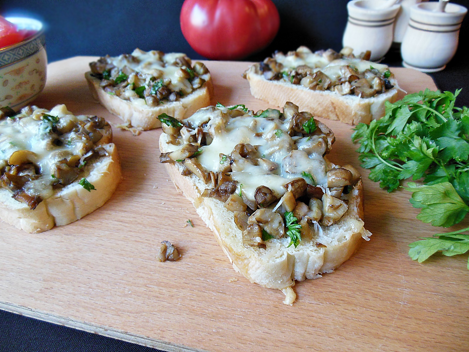 Aperitiv bruschete calde cu ciuperci si mozzarella