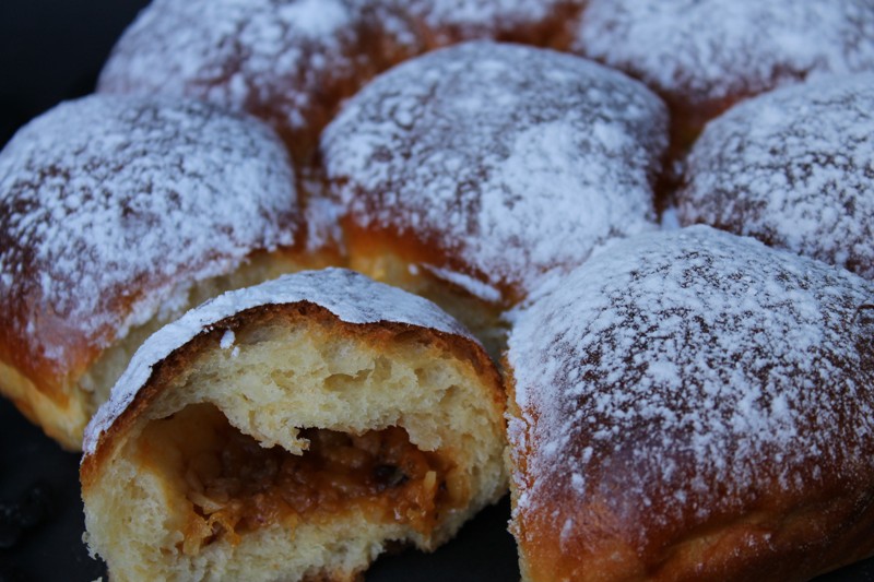 Desert placinte cu dulceata de caise si migdale prajite