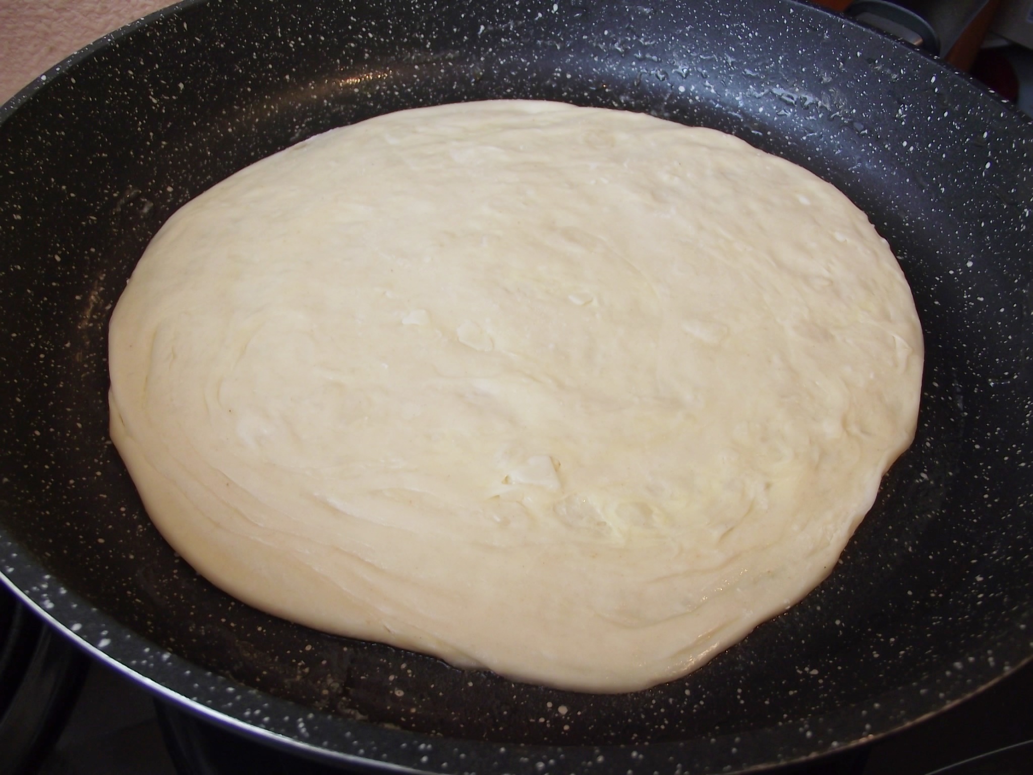 Paratha sau paine plata foietajata preparata la tigaie