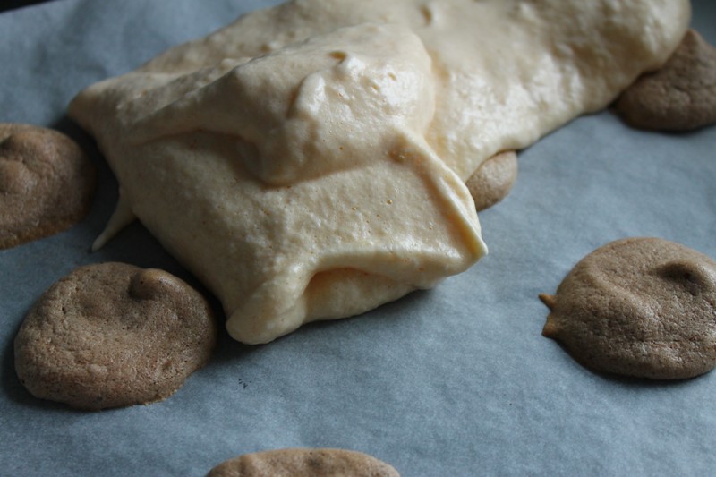 Desert rulada cu crema de piersici si caramel