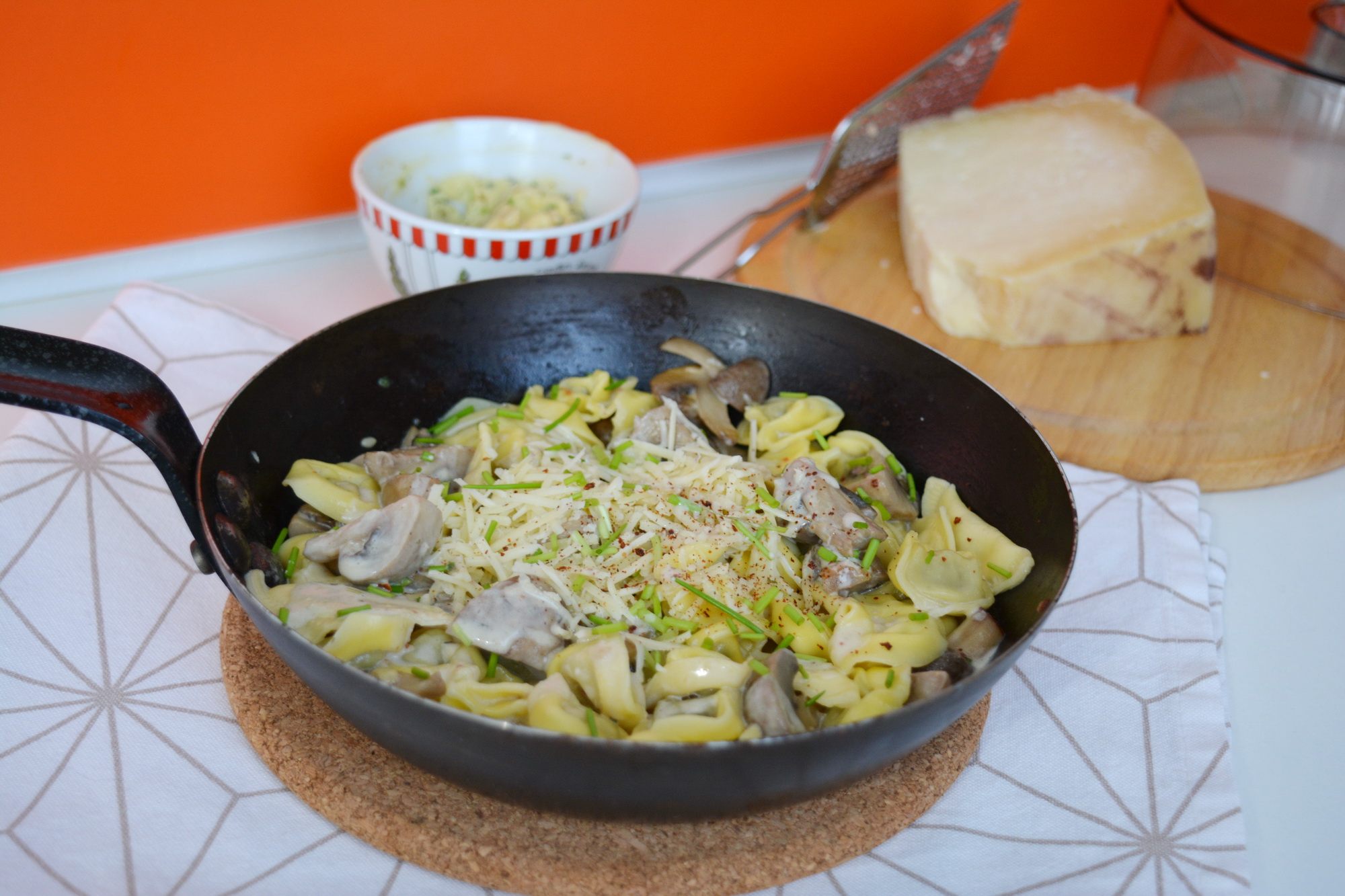 Tortellini cu ciuperci, sos alb si branza romaneasca Praid