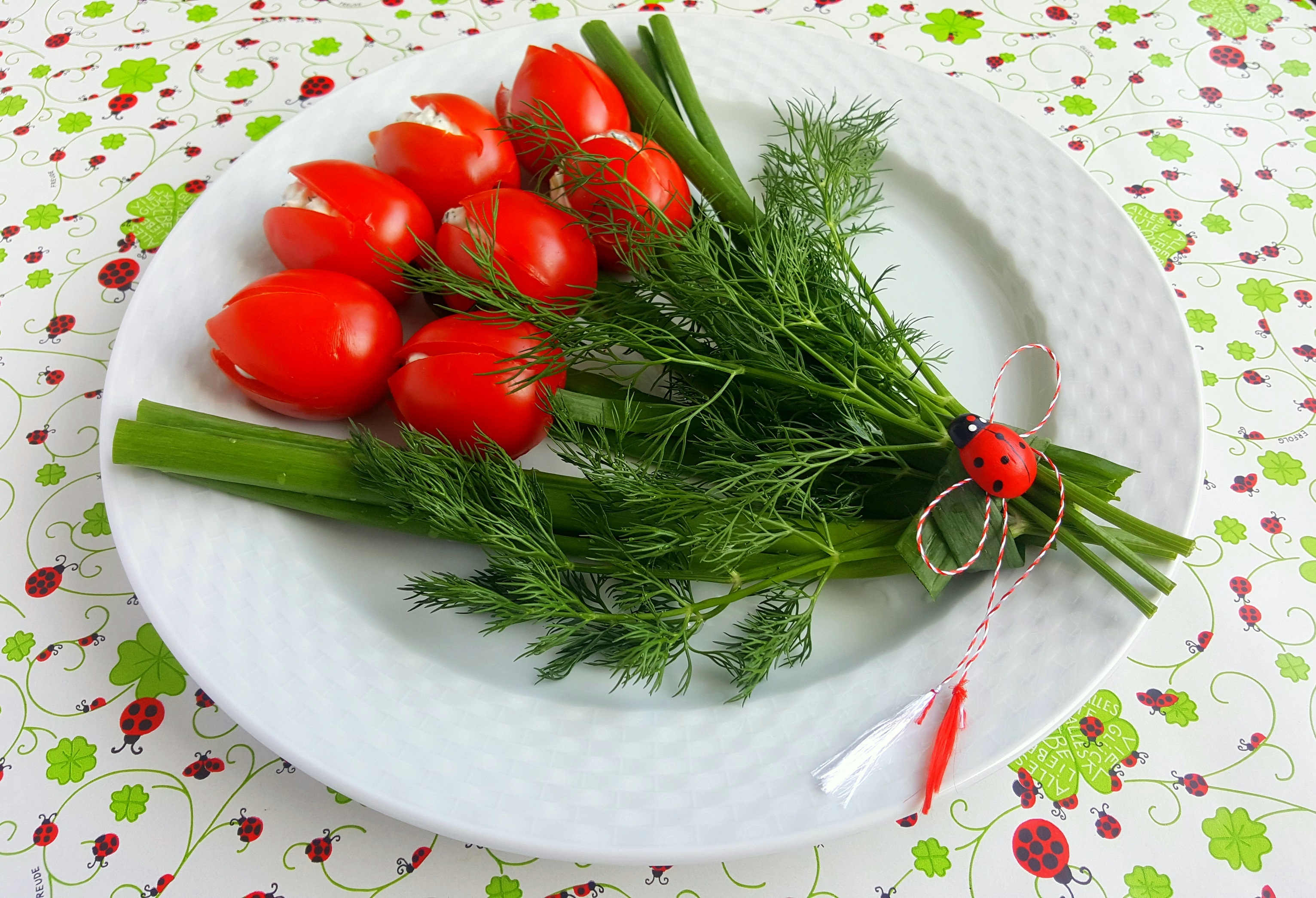 Aperitiv lalele din rosii umplute cu branza