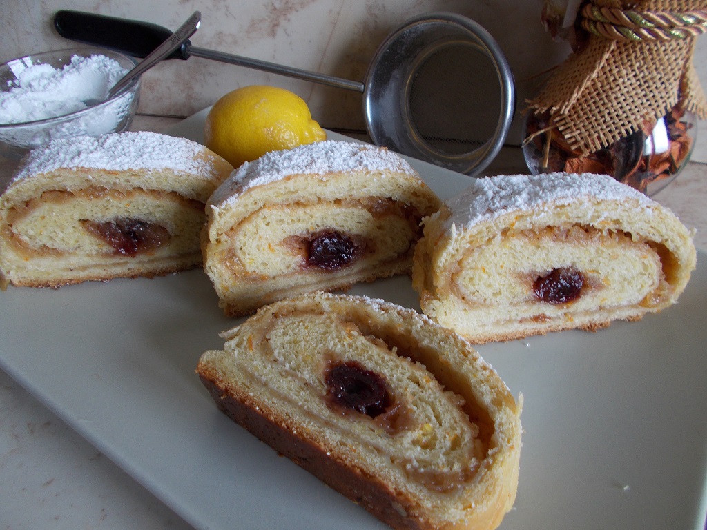 Desert strudel de post, cu mere, stafide si visine