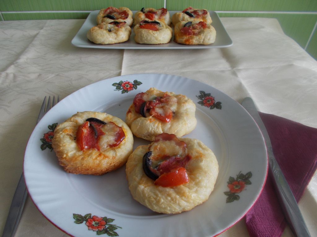 Mini Pizza cu ciuperci, cascaval, kaizer si masline