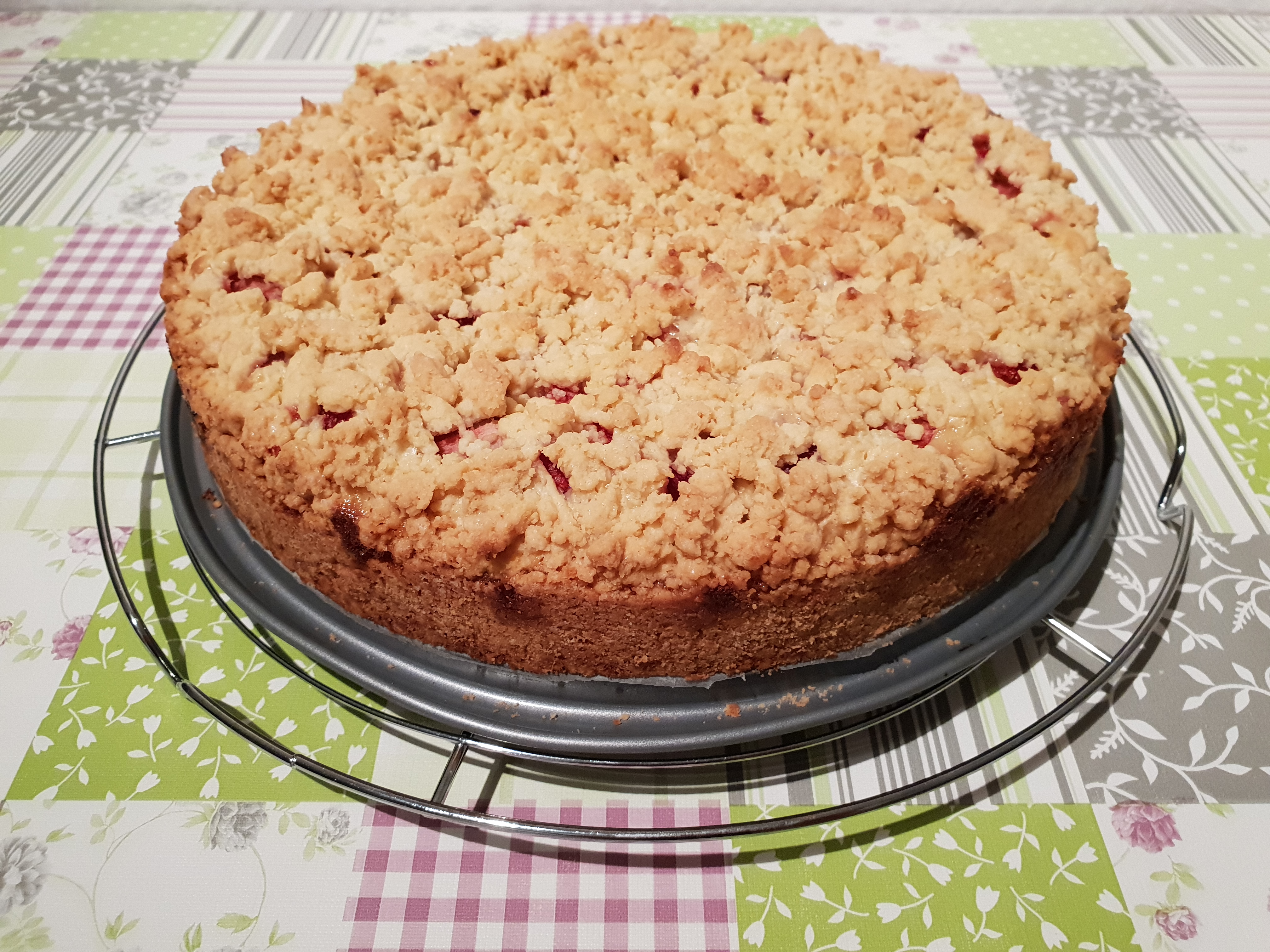 Desert tarta crumble cu mascarpone si capsuni