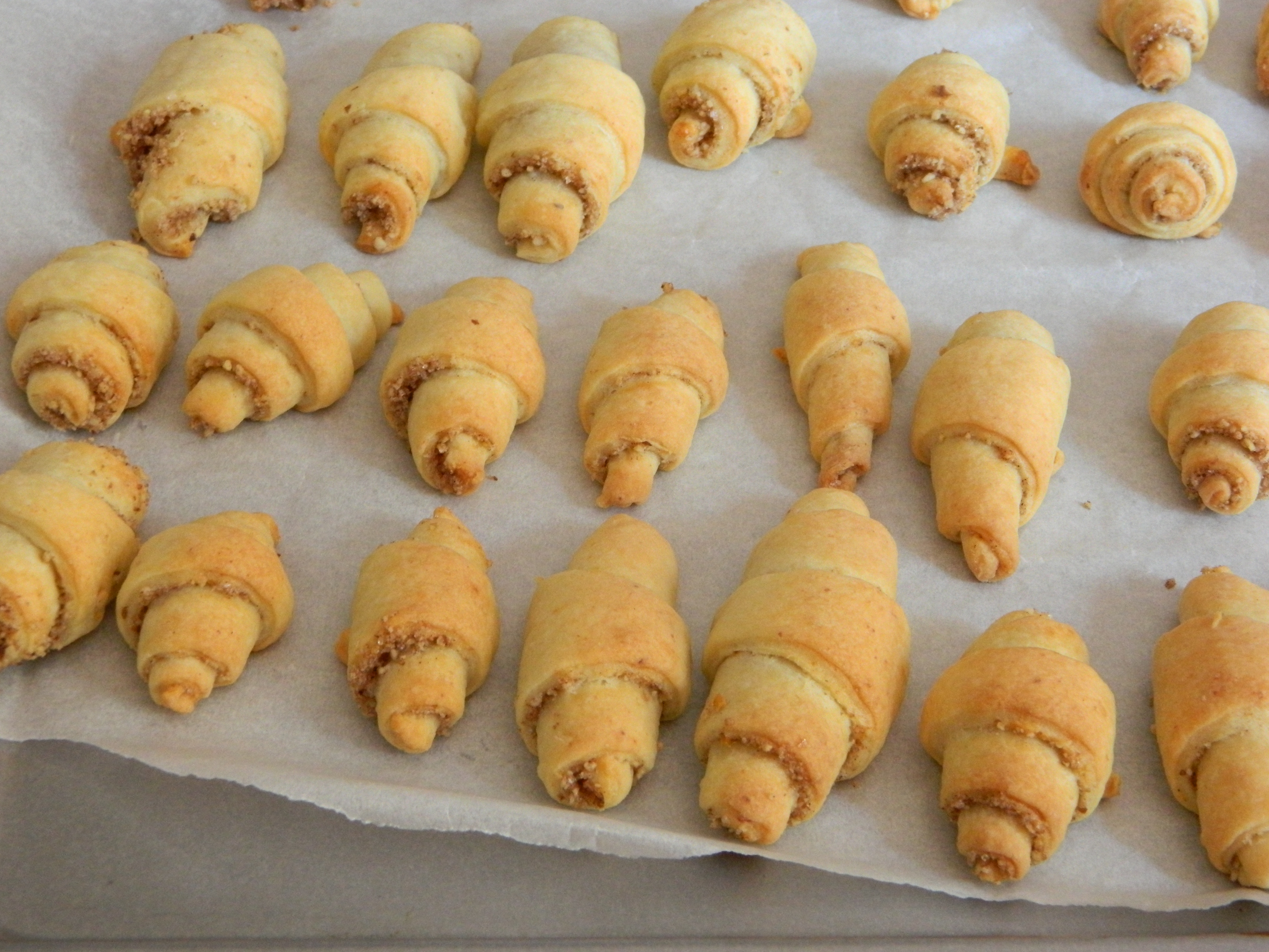 Desert cornulete cu branza, nuca si scortisoara