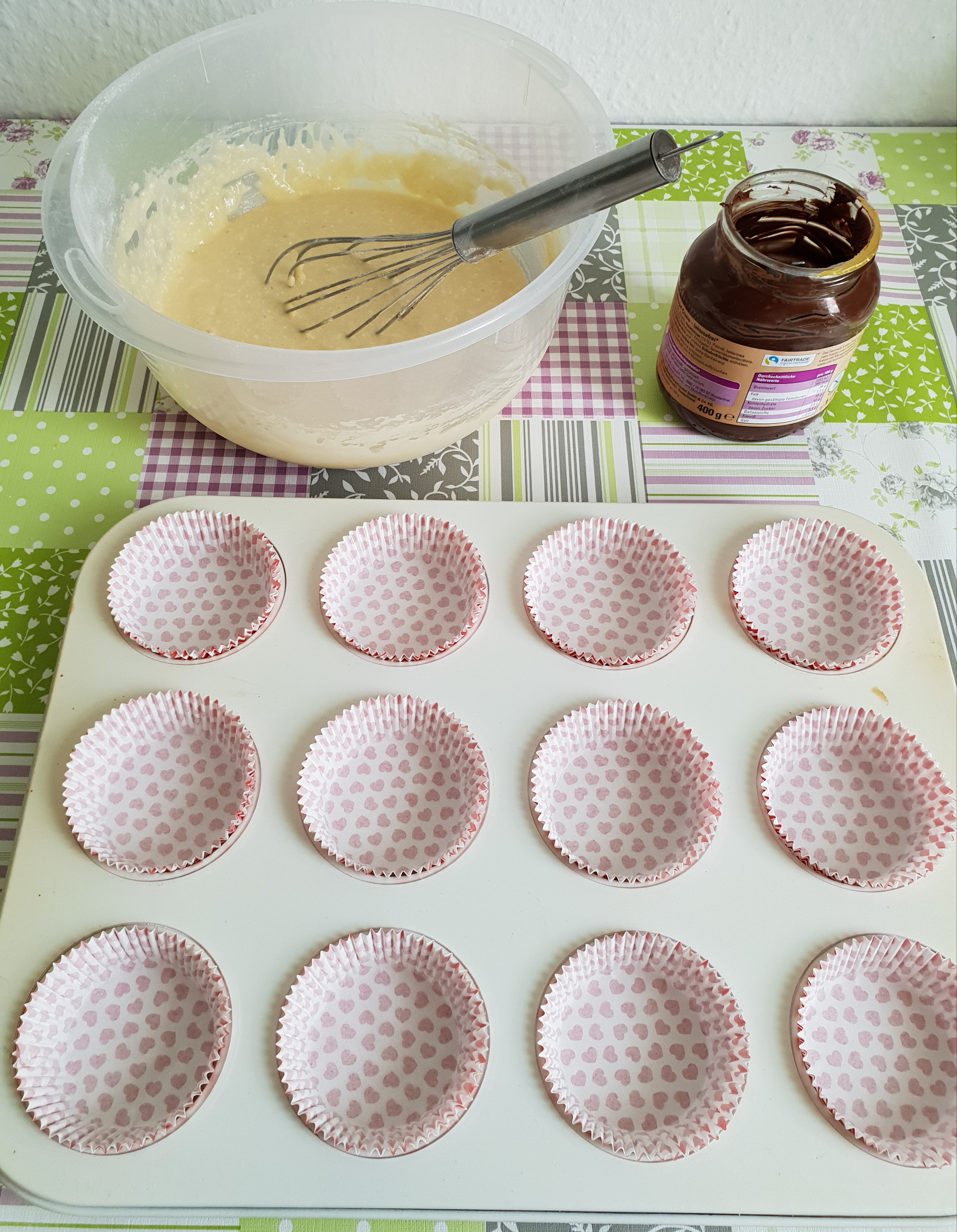 Desert muffins cu cocos si inima de ciocolata