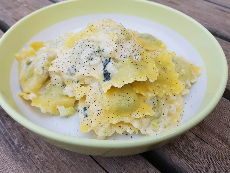 Ravioli umplute cu spanac si ricotta cu sos de smantana si parmezan