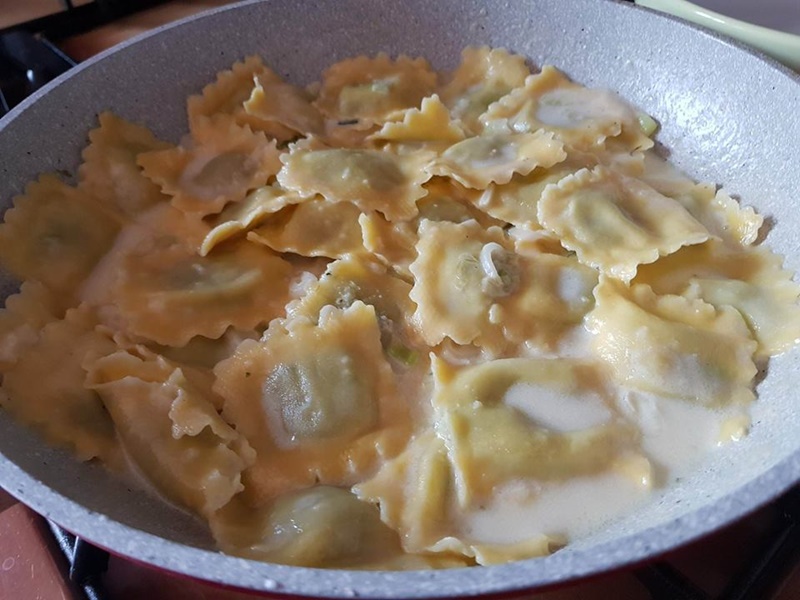 Ravioli umplute cu spanac si ricotta cu sos de smantana si parmezan