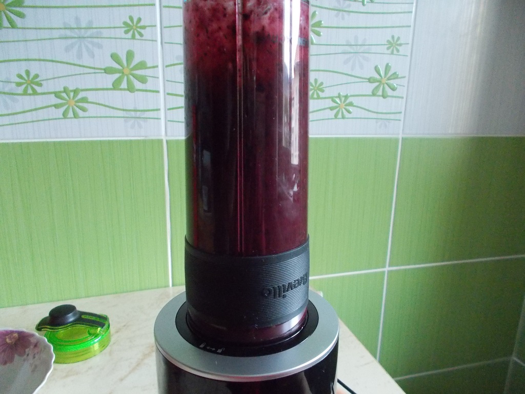 Smoothie cu grepfruit, banana si afine