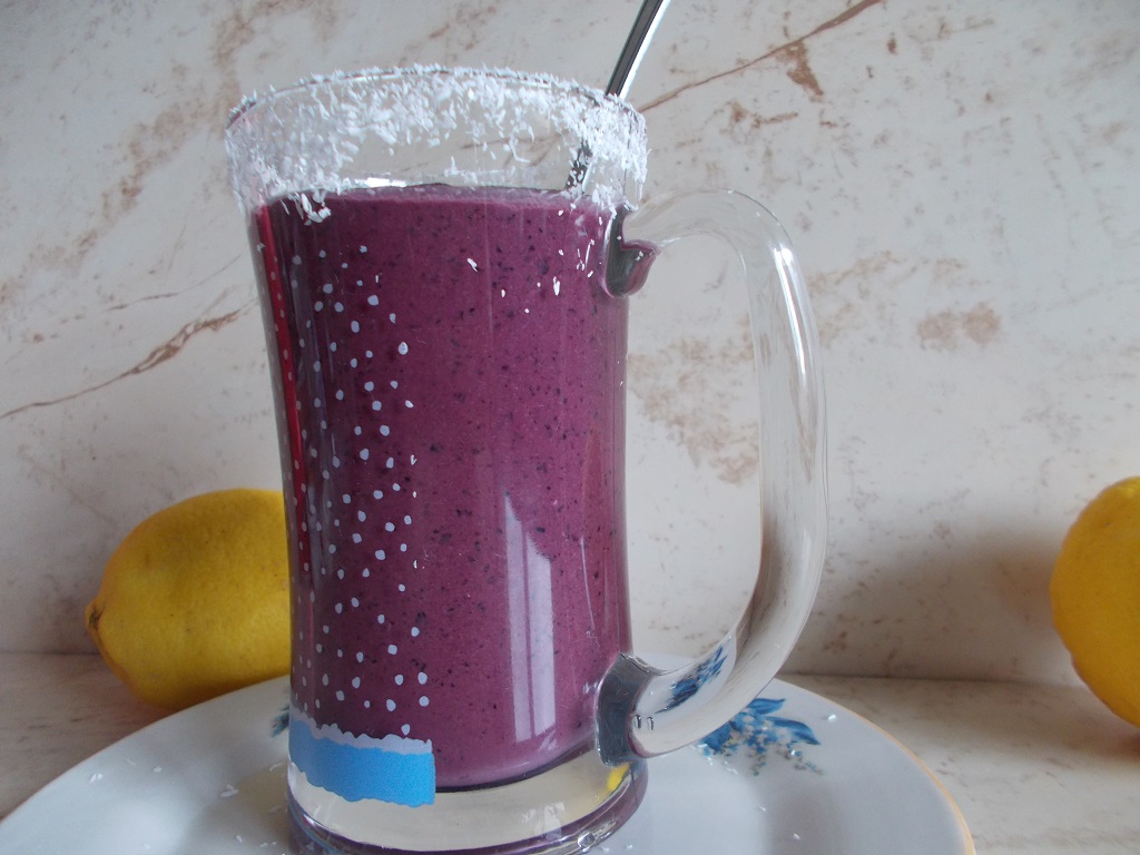 Smoothie cu iaurt gras, miere si afine