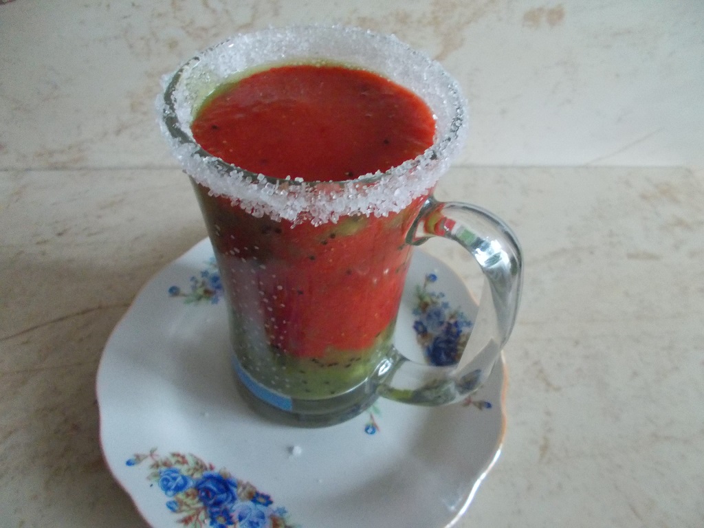 Smoothie cu kiwi, miere si capsuni