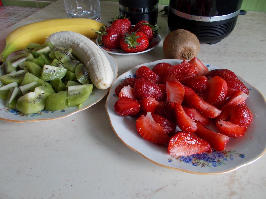 Smoothie de kiwi, banane si capsuni