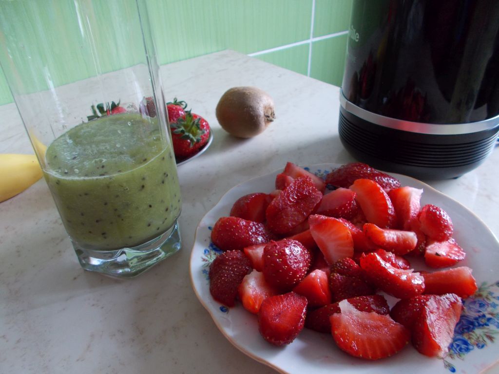 Smoothie de kiwi, banane si capsuni