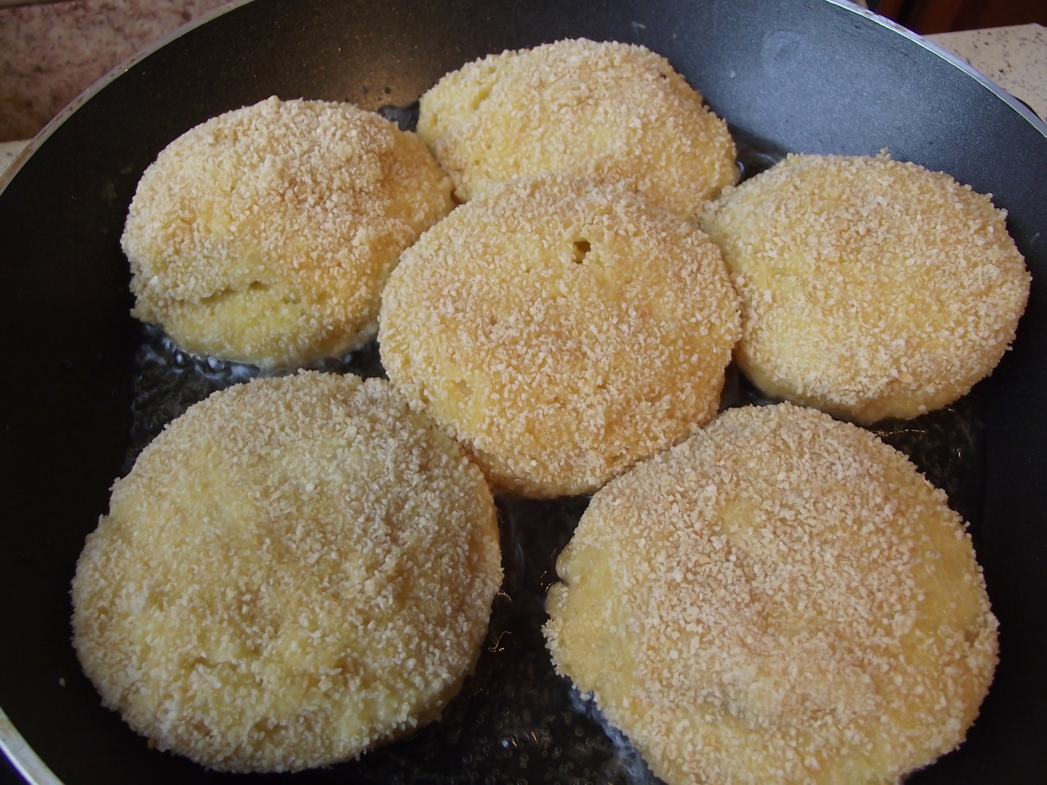 Mini sandvisuri pane cu salam si mozzarella