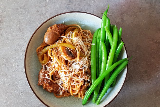 Spaghete in sos de Ketchup cu ardei, ciuperci si carnati