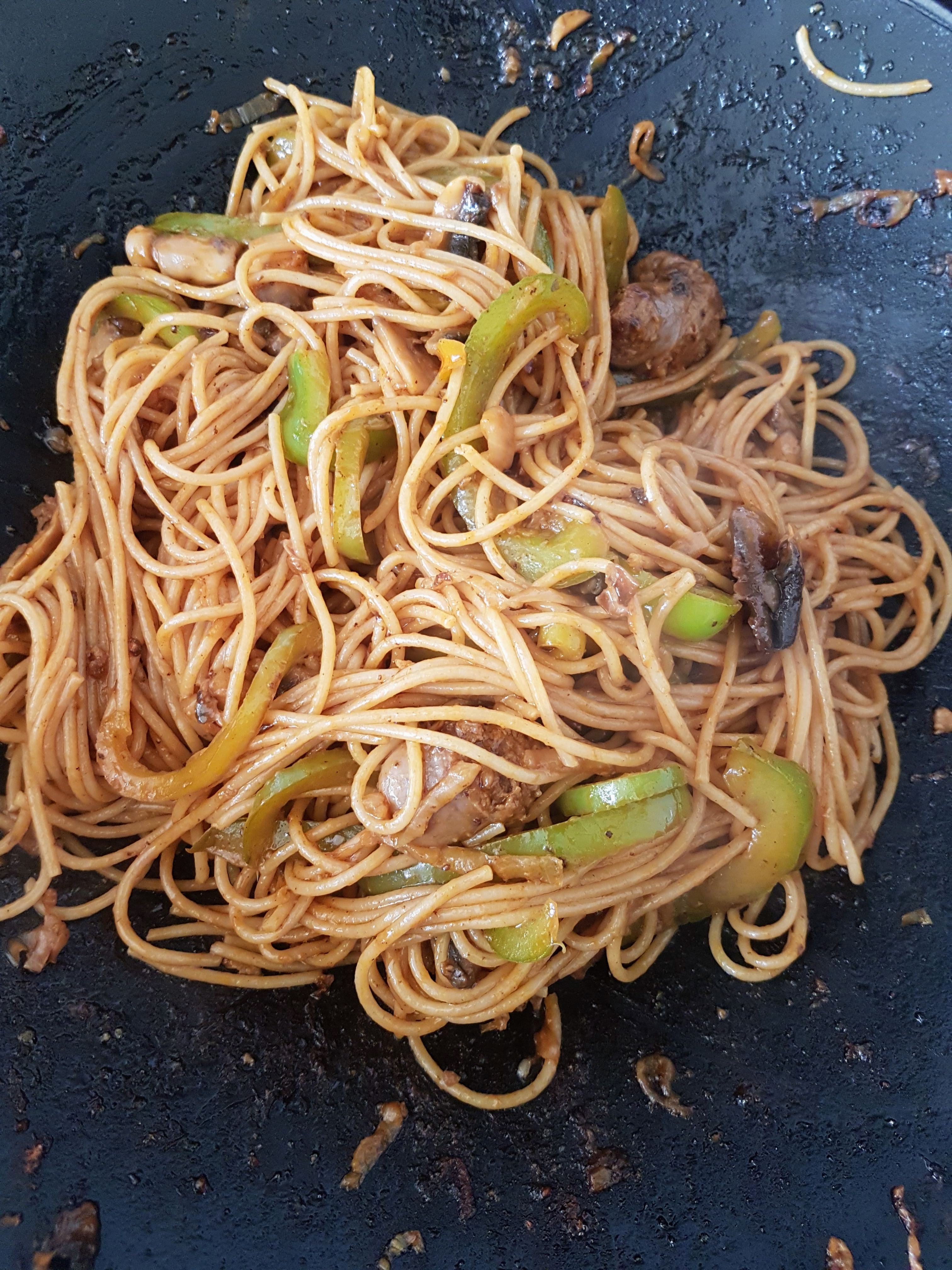 Spaghete in sos de Ketchup cu ardei, ciuperci si carnati