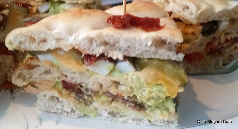 Sandwich Club cu avocado si sardine