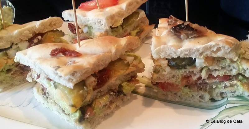 Sandwich Club cu avocado si sardine