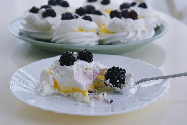 Desert mini Pavlova cu crema de mascarpone si frisca