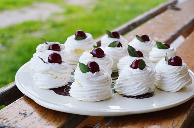 Desert mini Pavlova cu crema de mascarpone si frisca