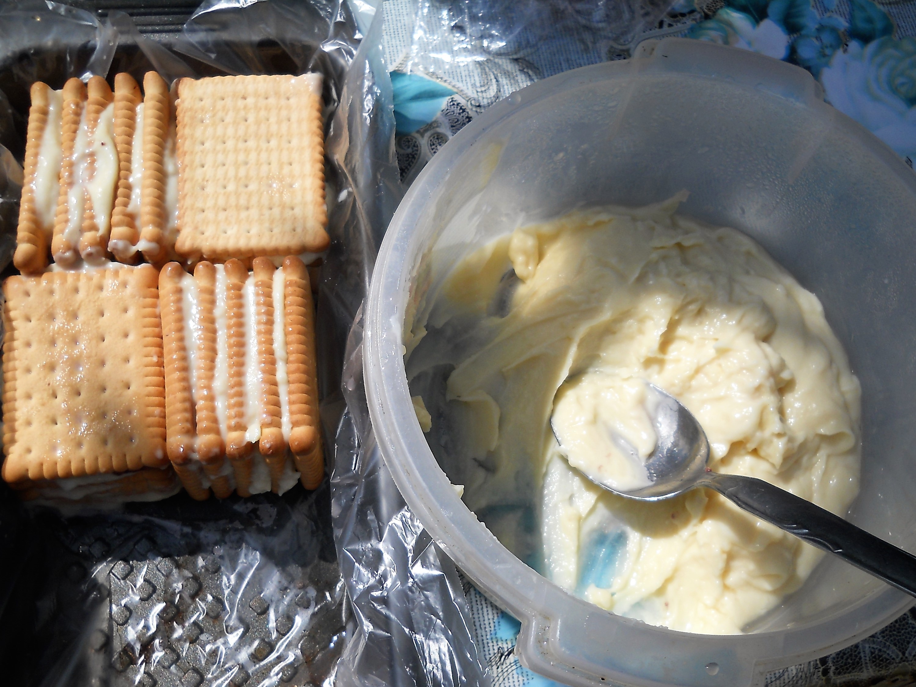 Desert tort de biscuiti si crema de vanilie