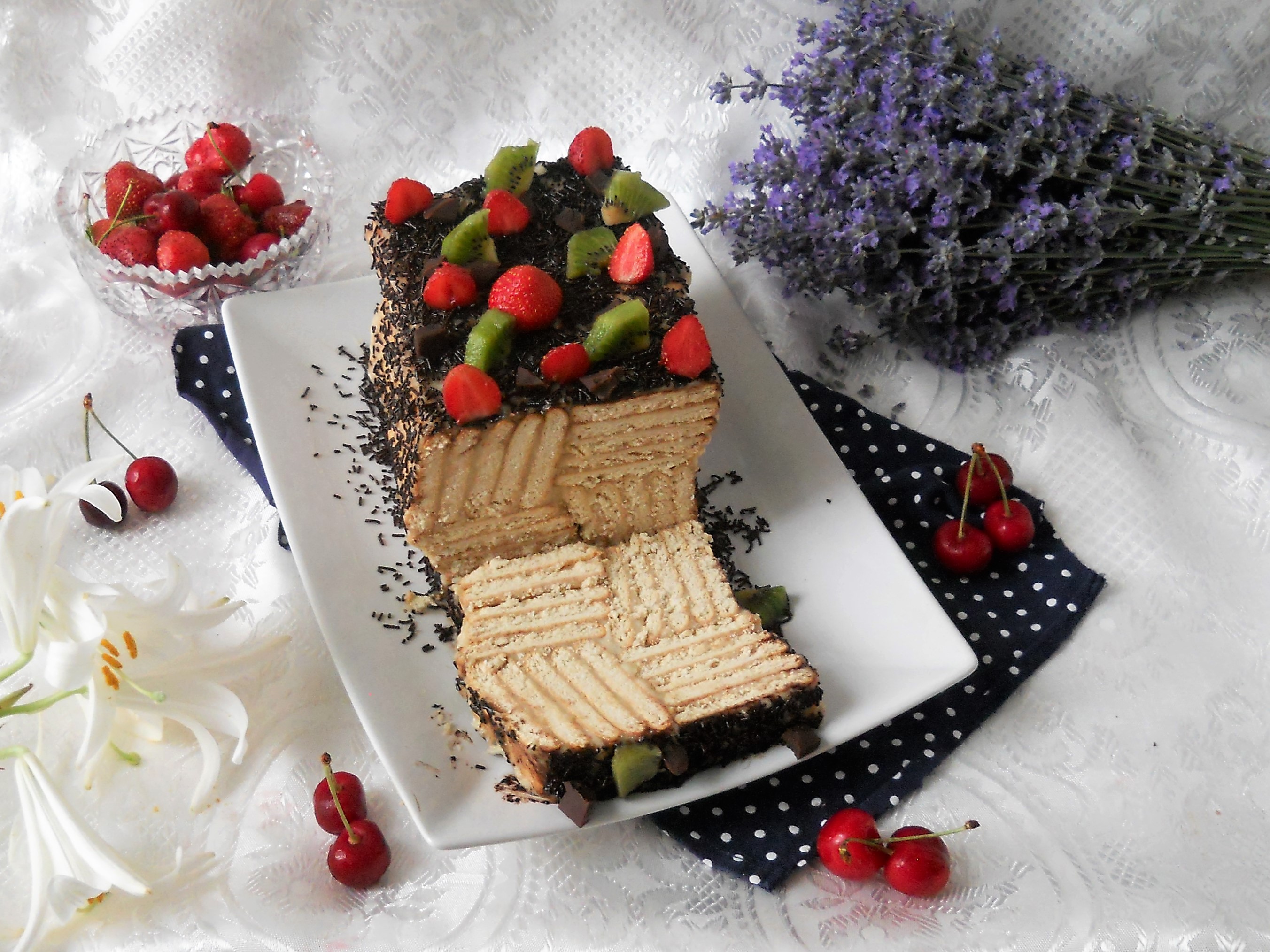 Desert tort de biscuiti si crema de vanilie