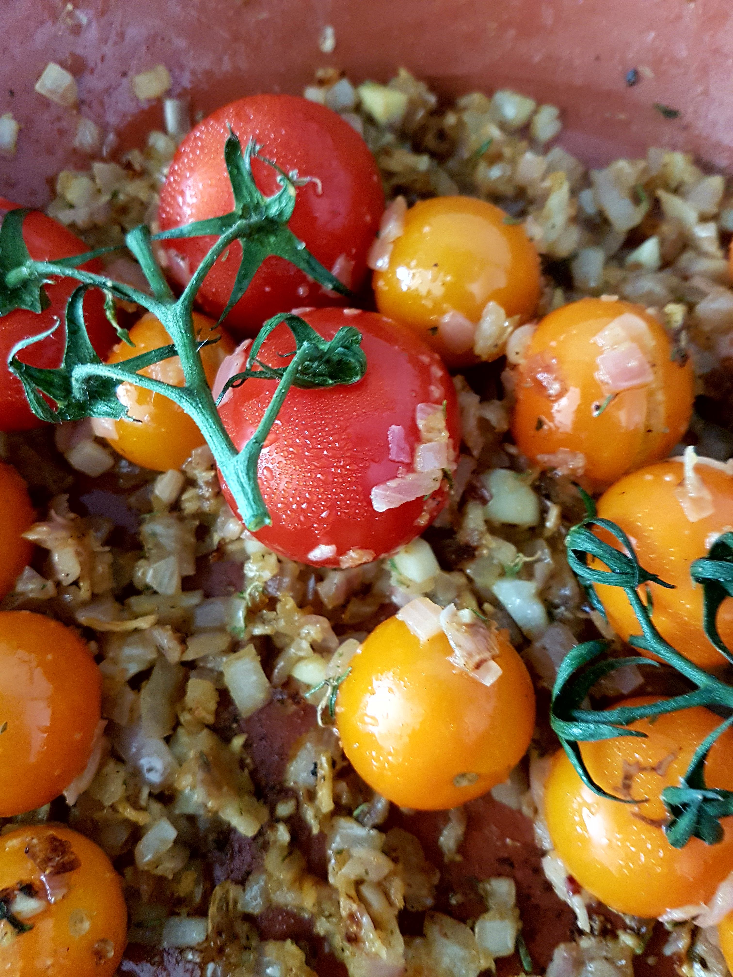 Tajine cu fasole, rosii, masline si Delikat- condimente pentru chiftele