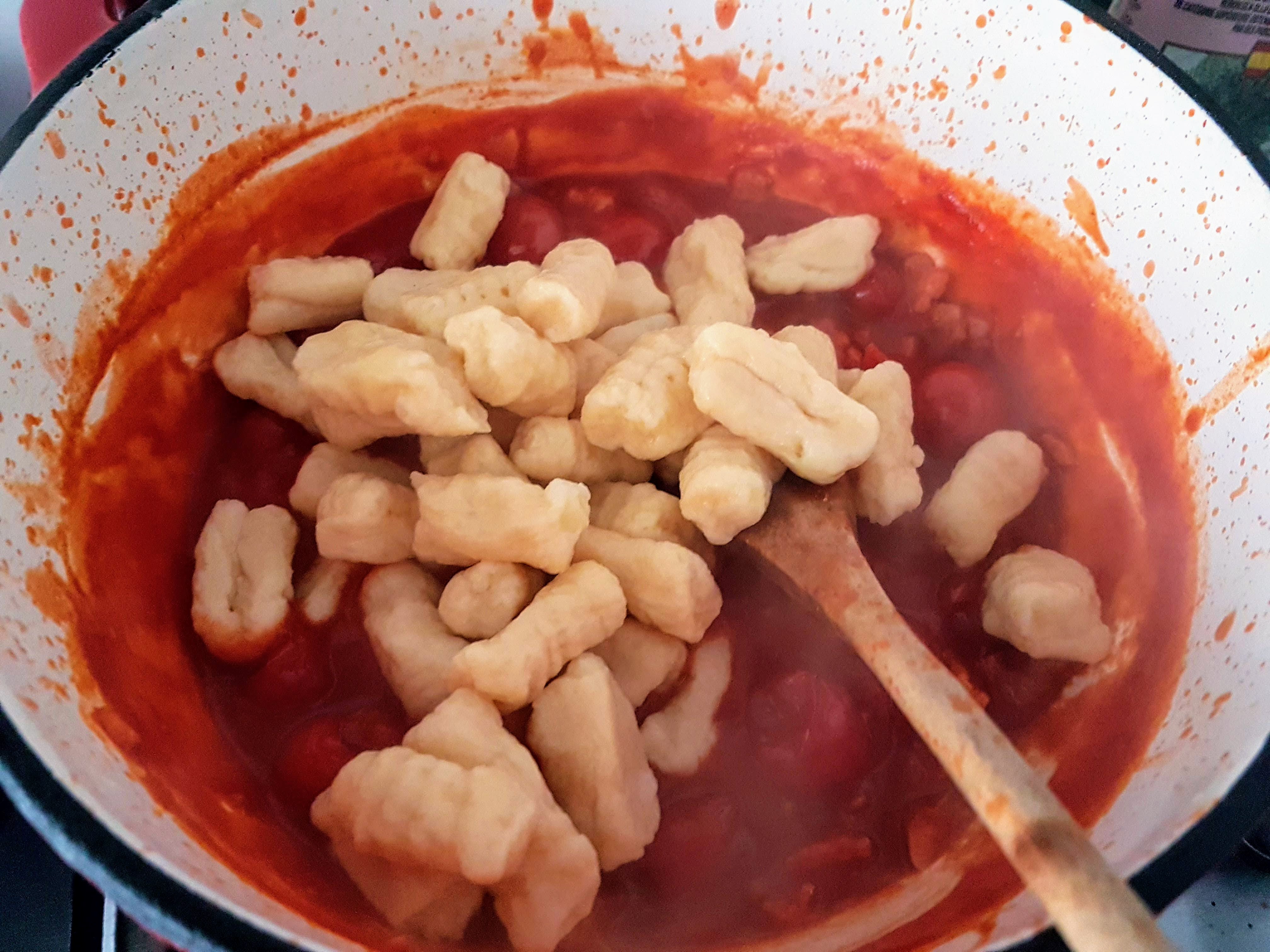 Gnocchi de casa pufosi in sos de rosii, Gorgonzola si Pancetta