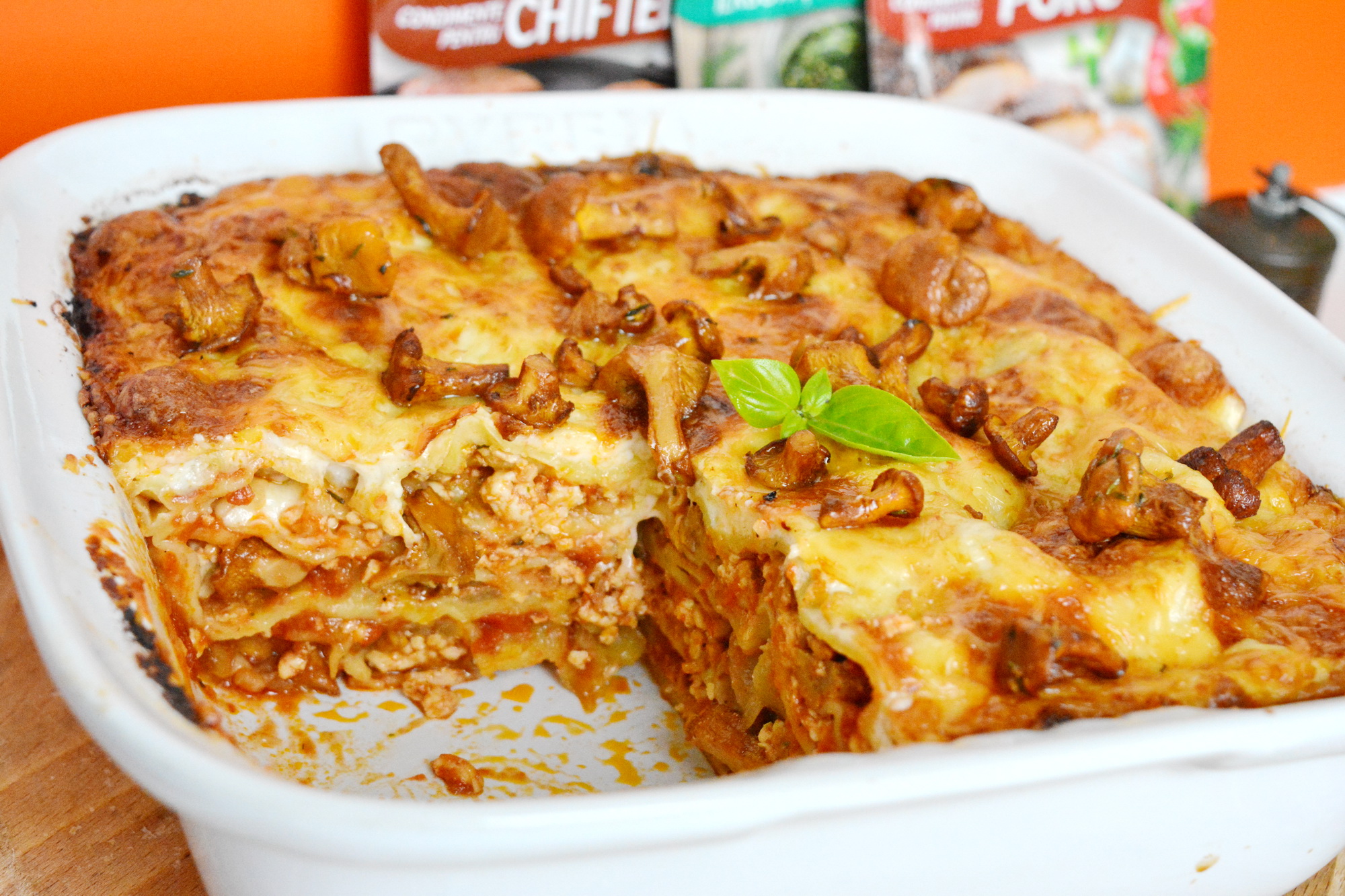 Lasagna cu foi proaspete de casa, pui si galbiori