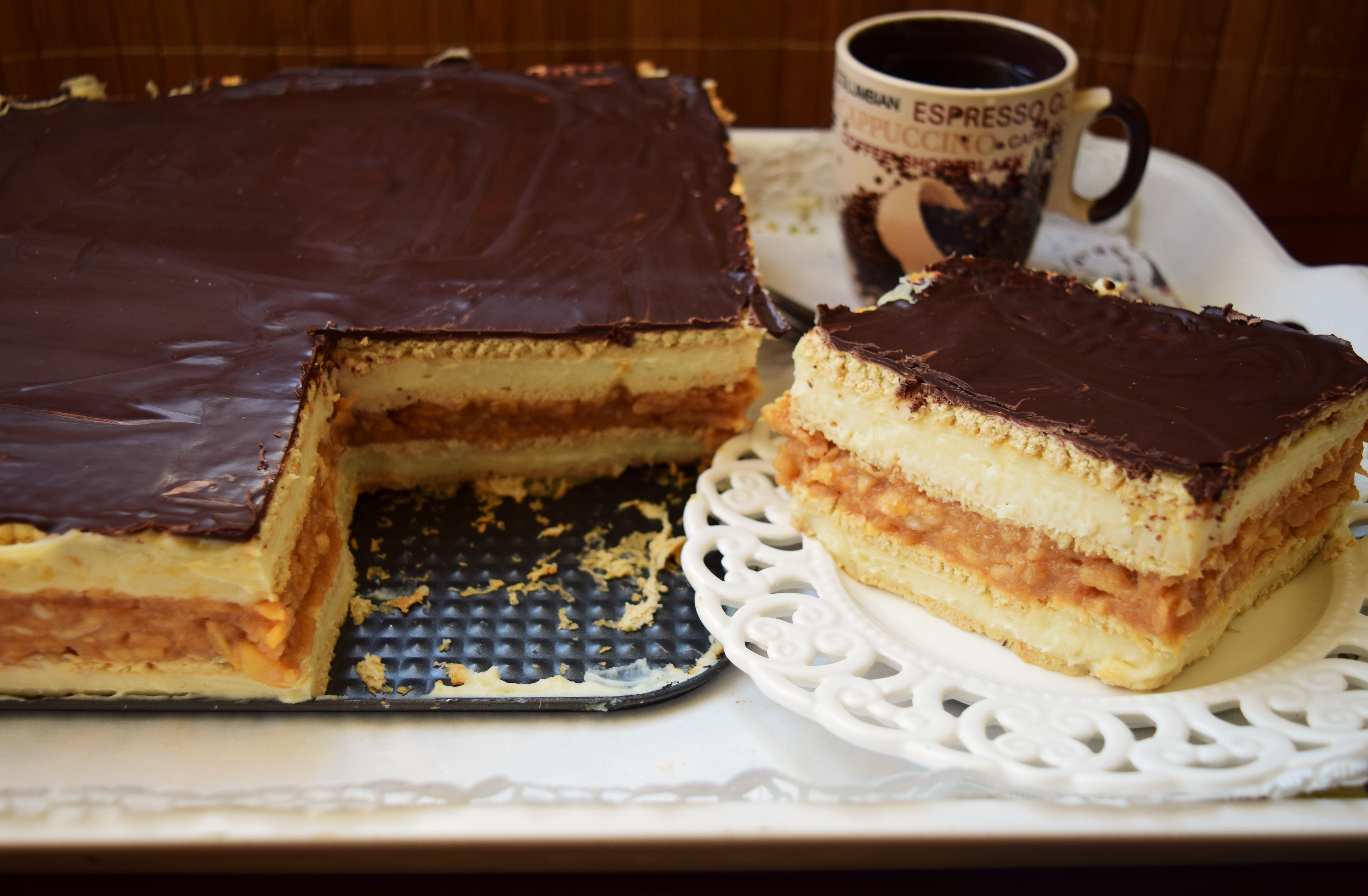 Desert tort de biscuiti cu mere si crema de vanilie