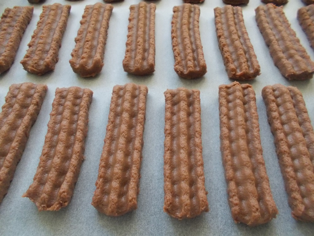 Desert biscuti spritati, cu cacao si glazurati cu ciocolata