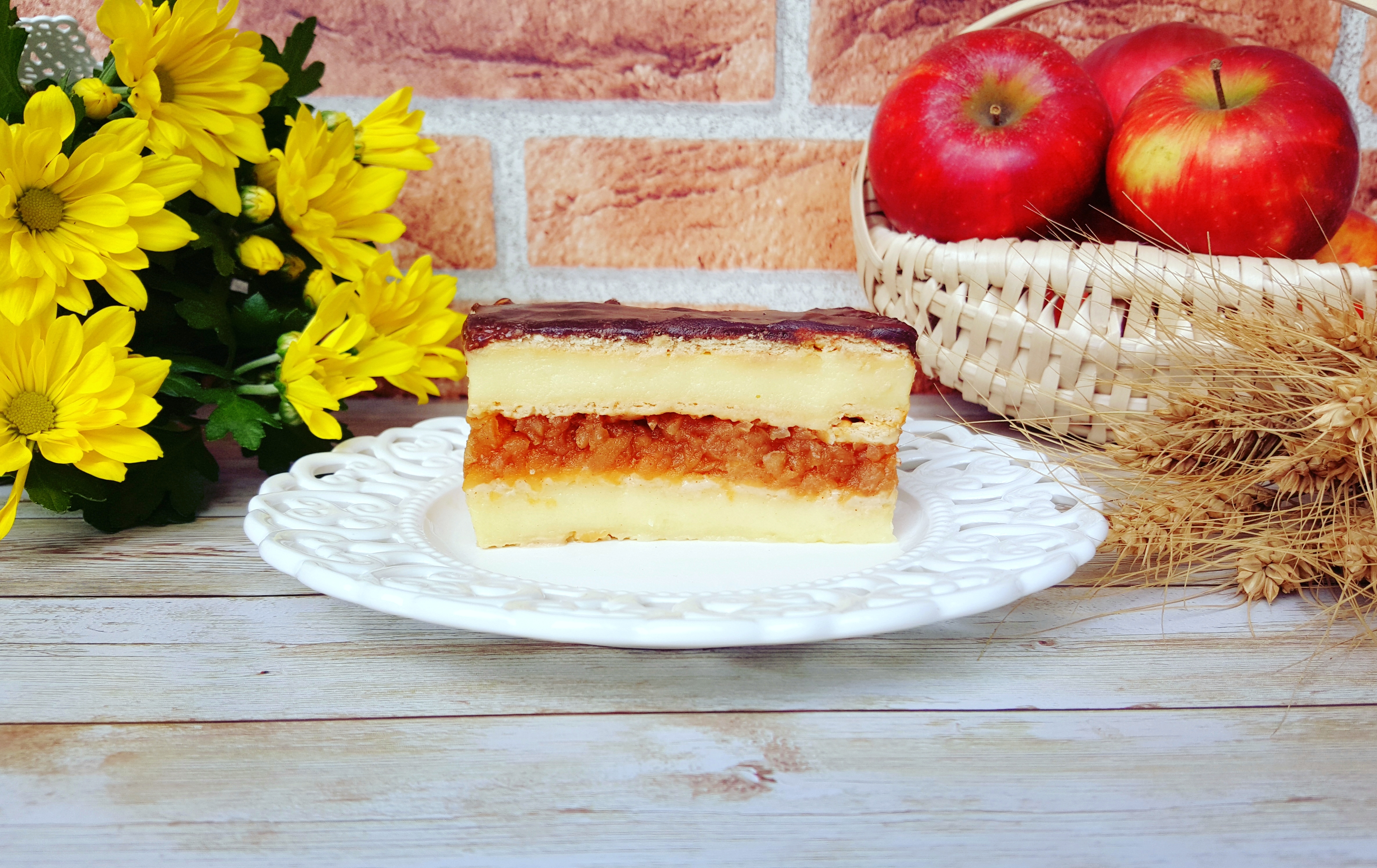 Desert prajitura cu biscuiti, crema de vanilie, mere si ciocolata