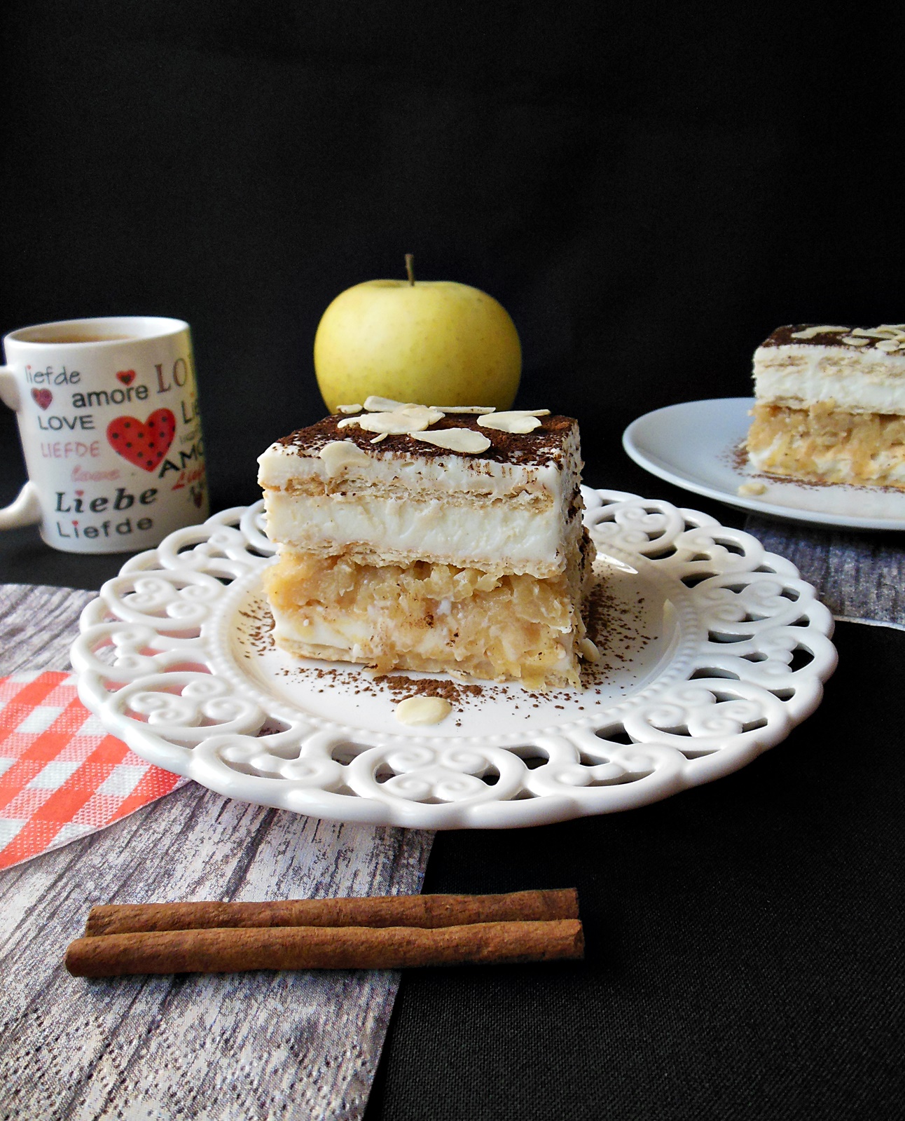 Desert prajitura cu biscuiti, mere si crema de vanilie