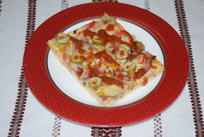 Pizza de casa cu de toate