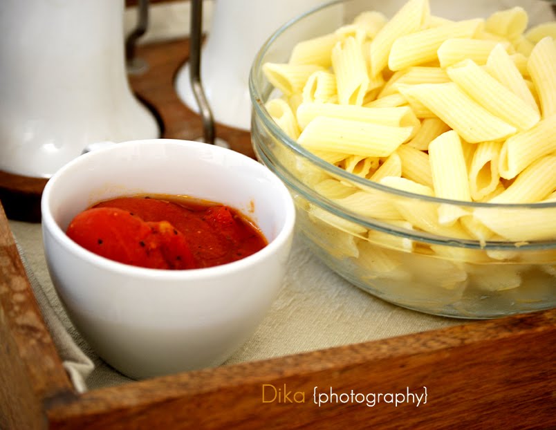 Penne cu roşii, suncă, busuioc şi caşcaval