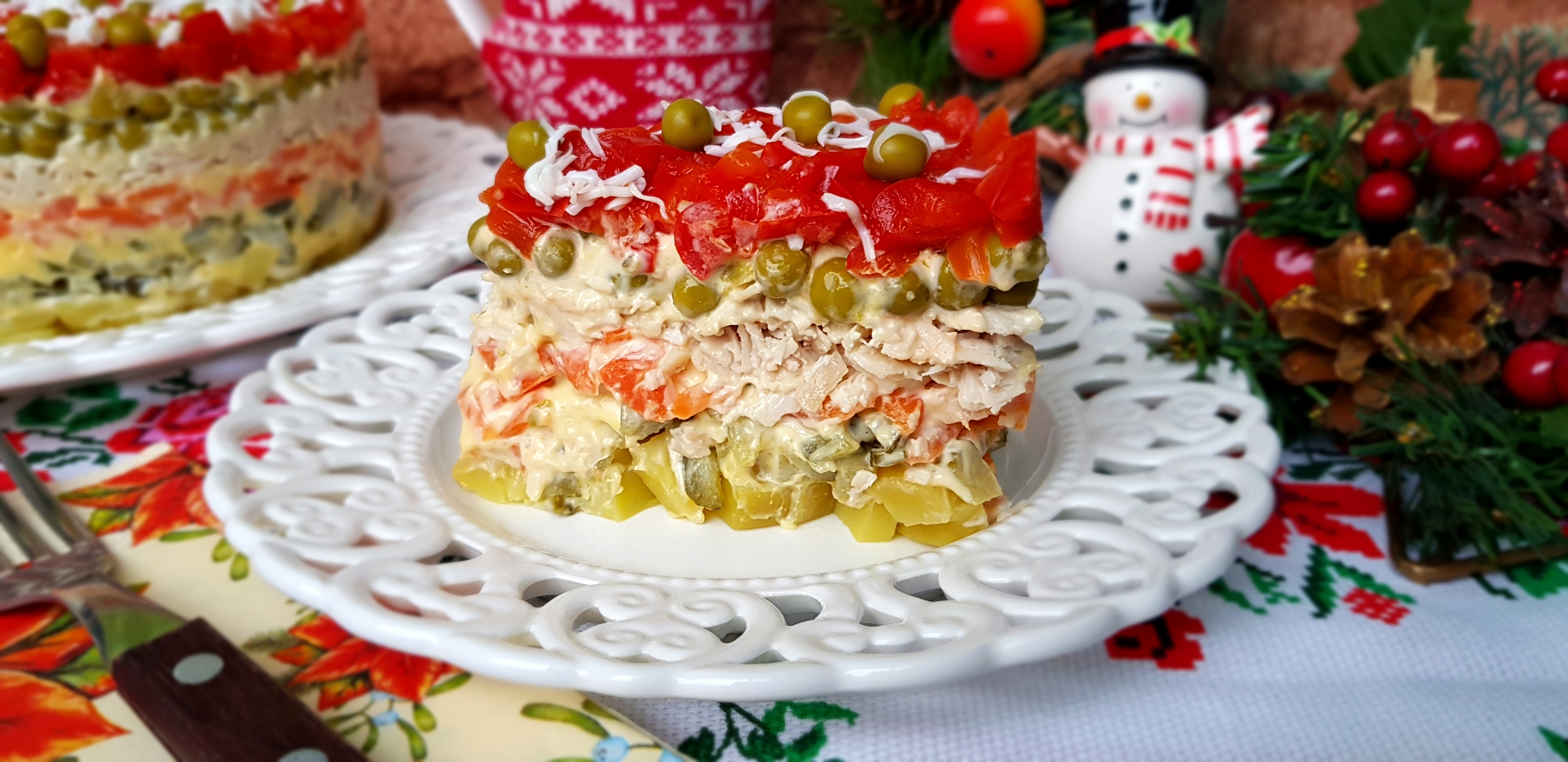 Salata cu piept de pui, legume si maioneza, in straturi