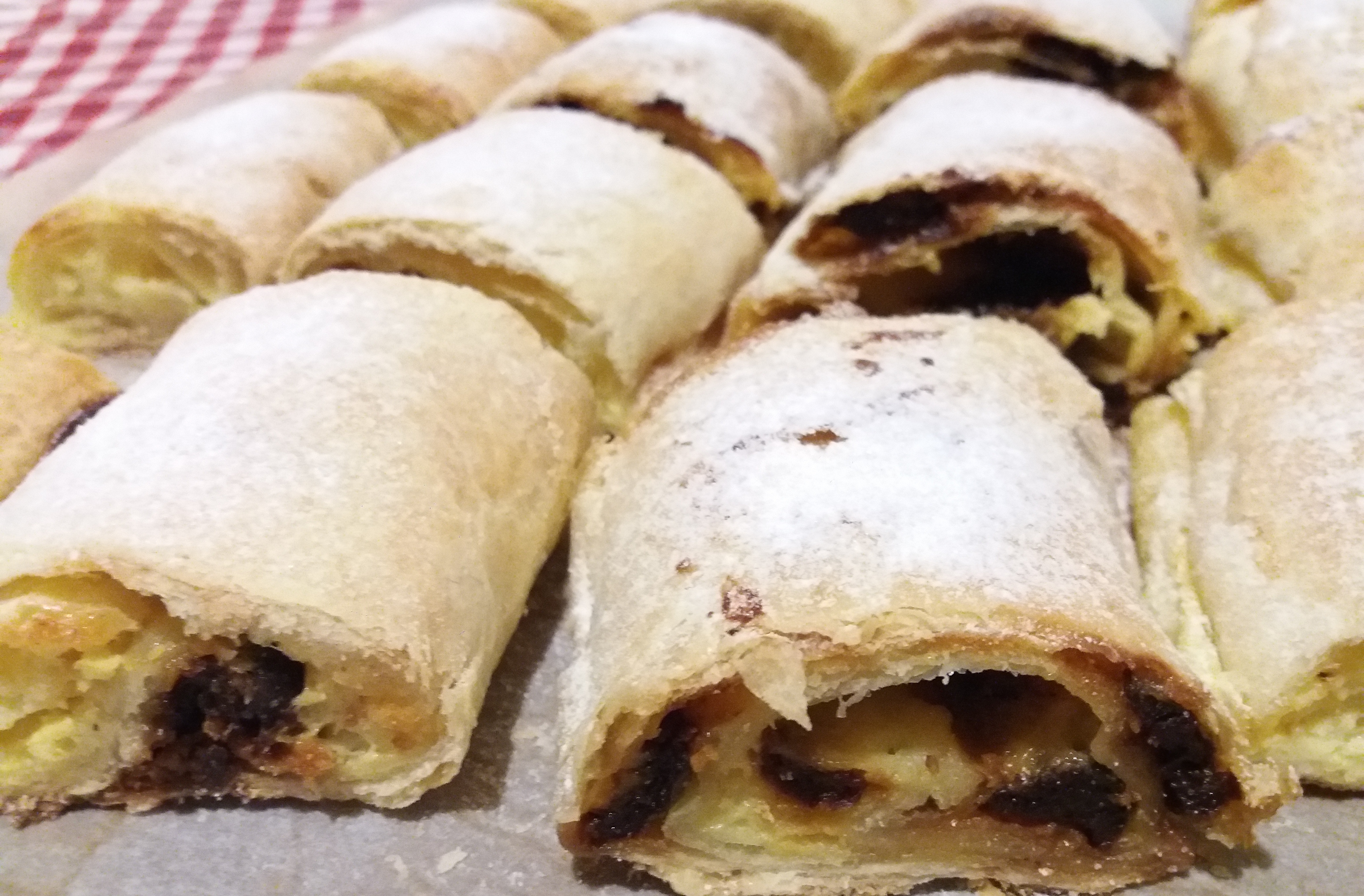 Desert strudel cu branza si visine