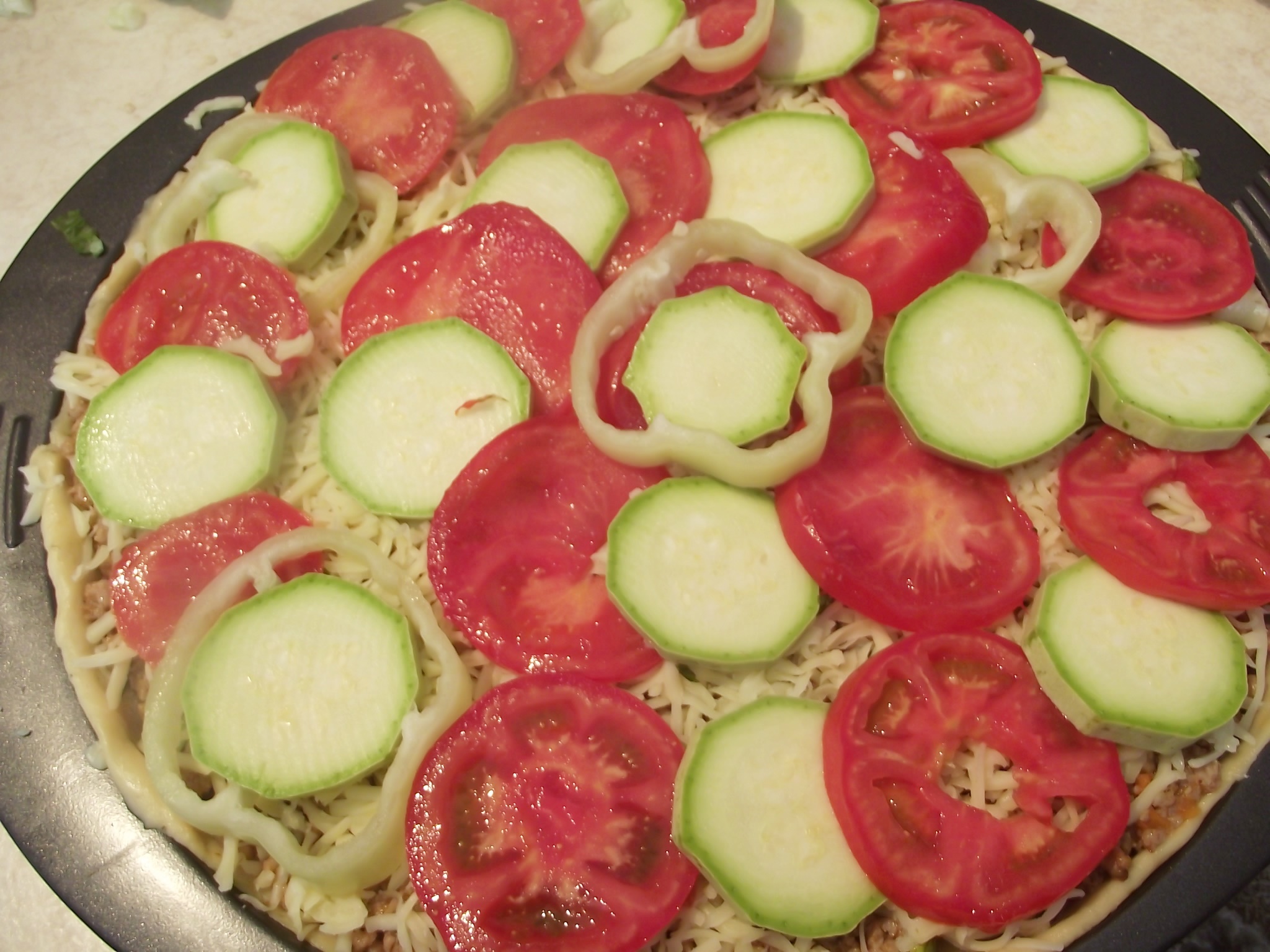 Tarta cu carne tocata, mozzarella si legume