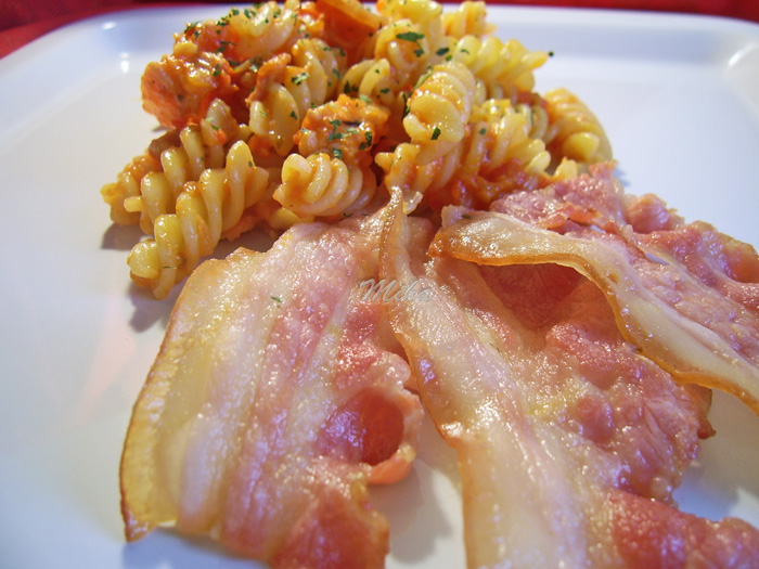 Fusilli cu bacon si piept de pui