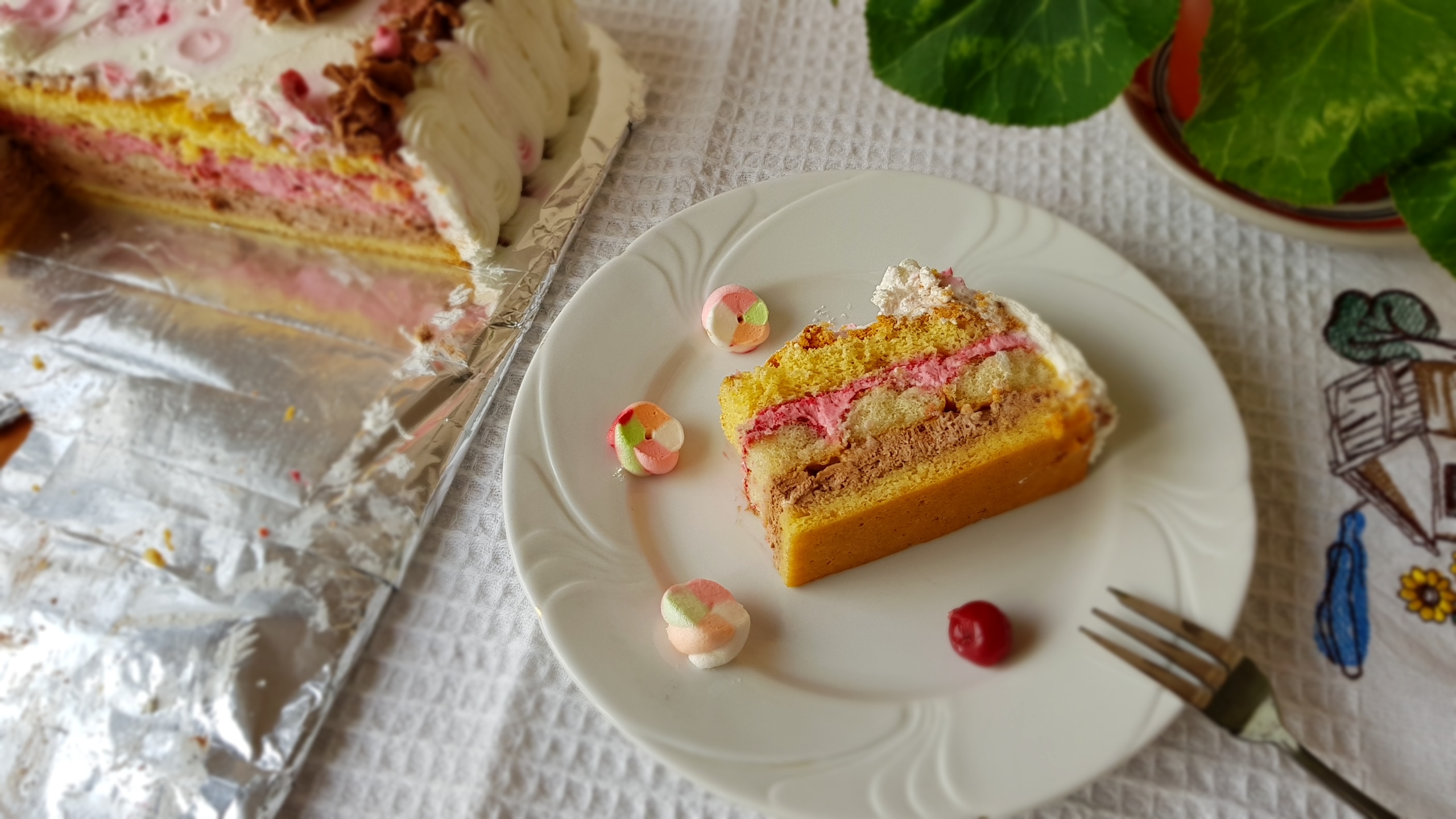 Desert tort cu crema de ciocolata si crema de zmeura