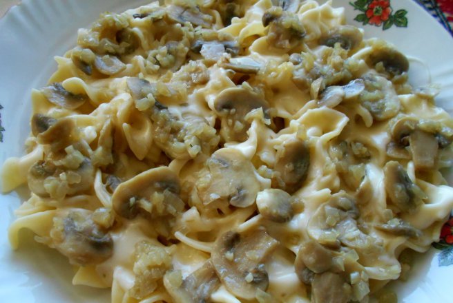 Tagliatelle cu ciuperci si sos de smantana si cascaval