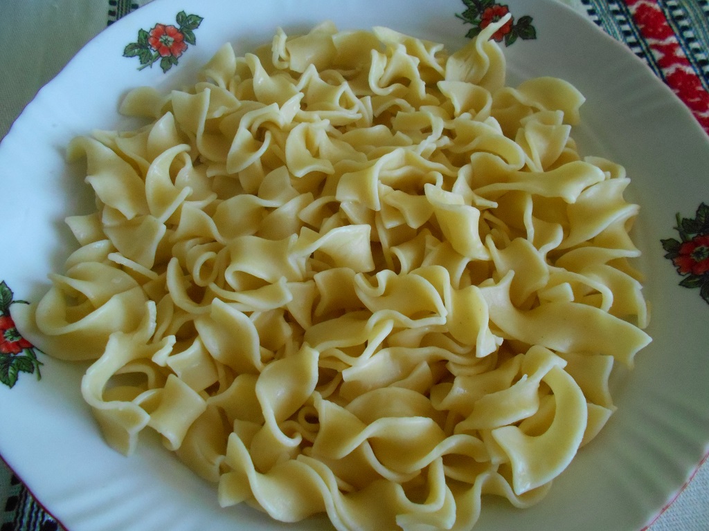 Tagliatelle cu ciuperci si sos de smantana si cascaval