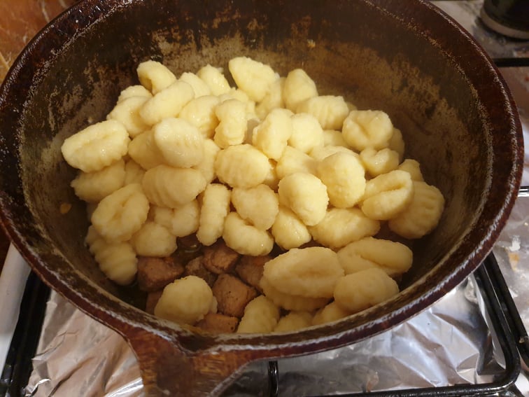 Tocana de gnocchi cu carne de porc