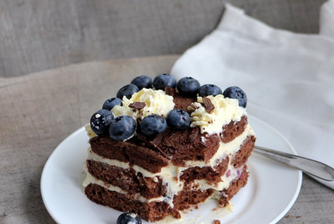 Desert tort cu piscoturi, crema de vanilie si fructe de padure