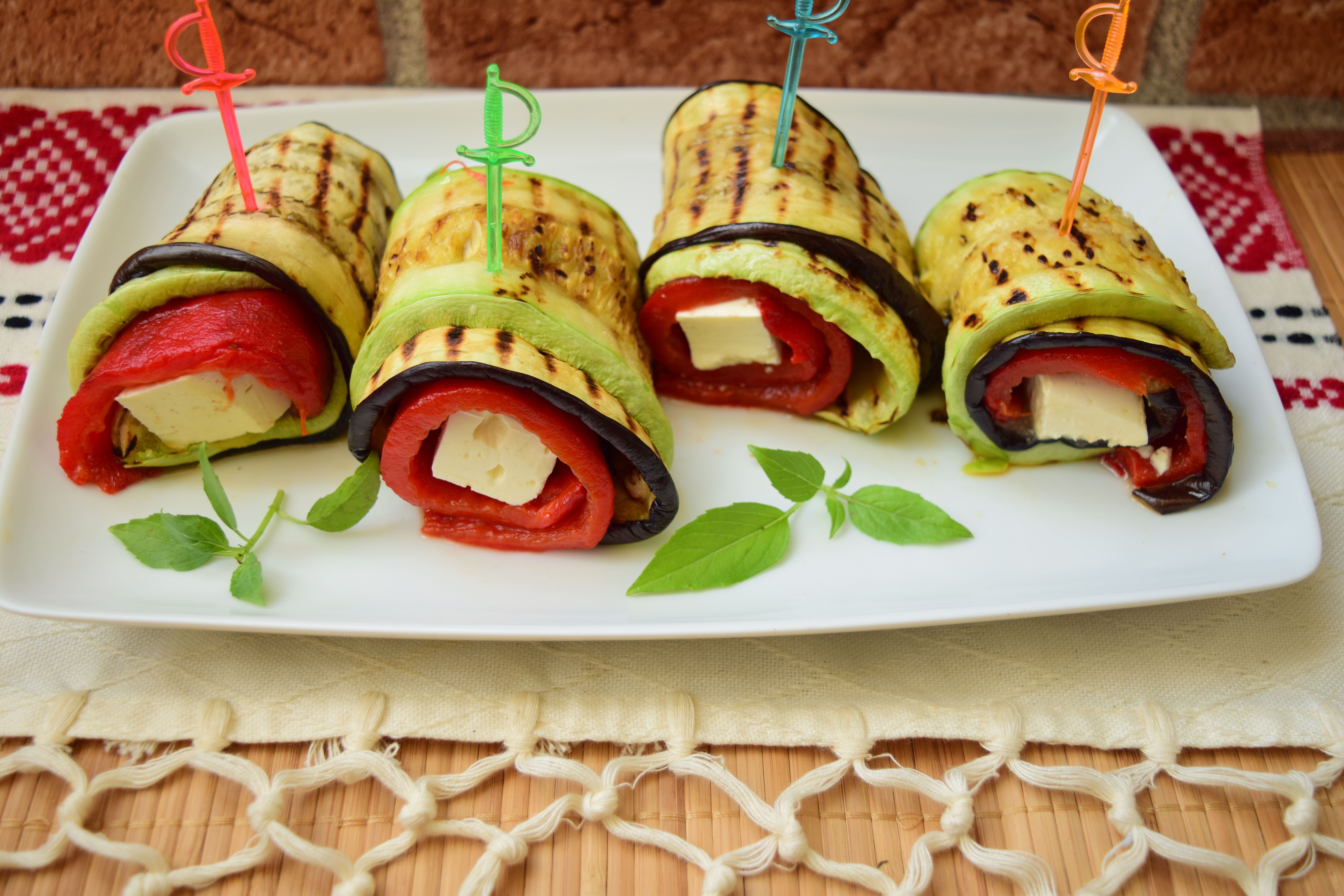 Rulouri aperitiv cu legume trase la grill si branza