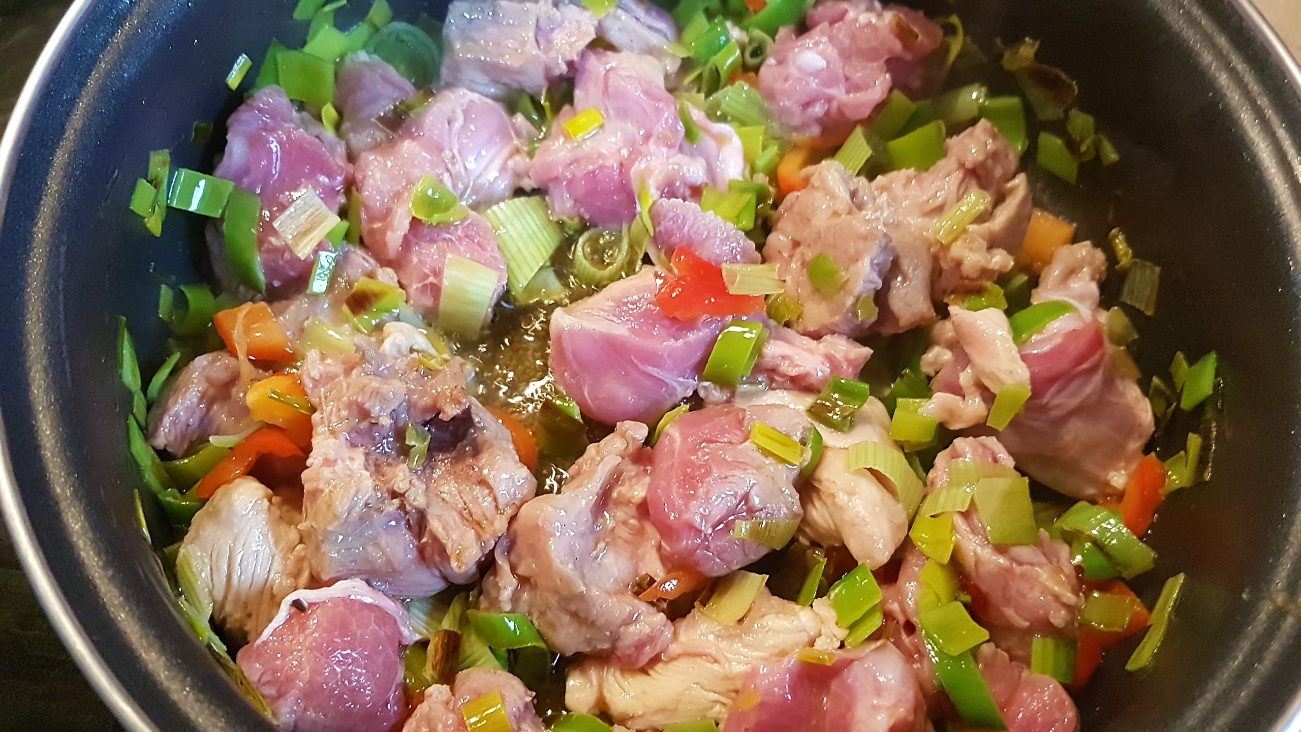 Mancare cu mazare verde, praz si carne de porc