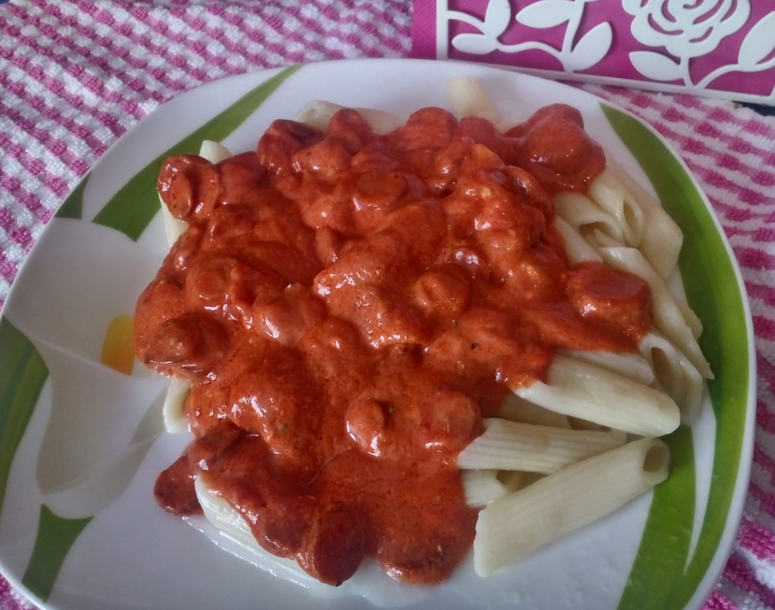 Penne cu cabanosi in sos de rosii