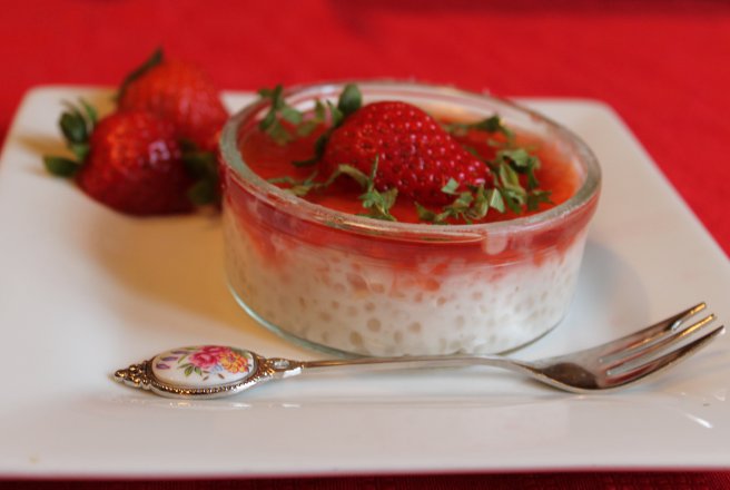 Desert budinca din perle de tapioca cu dulceata de capsuni