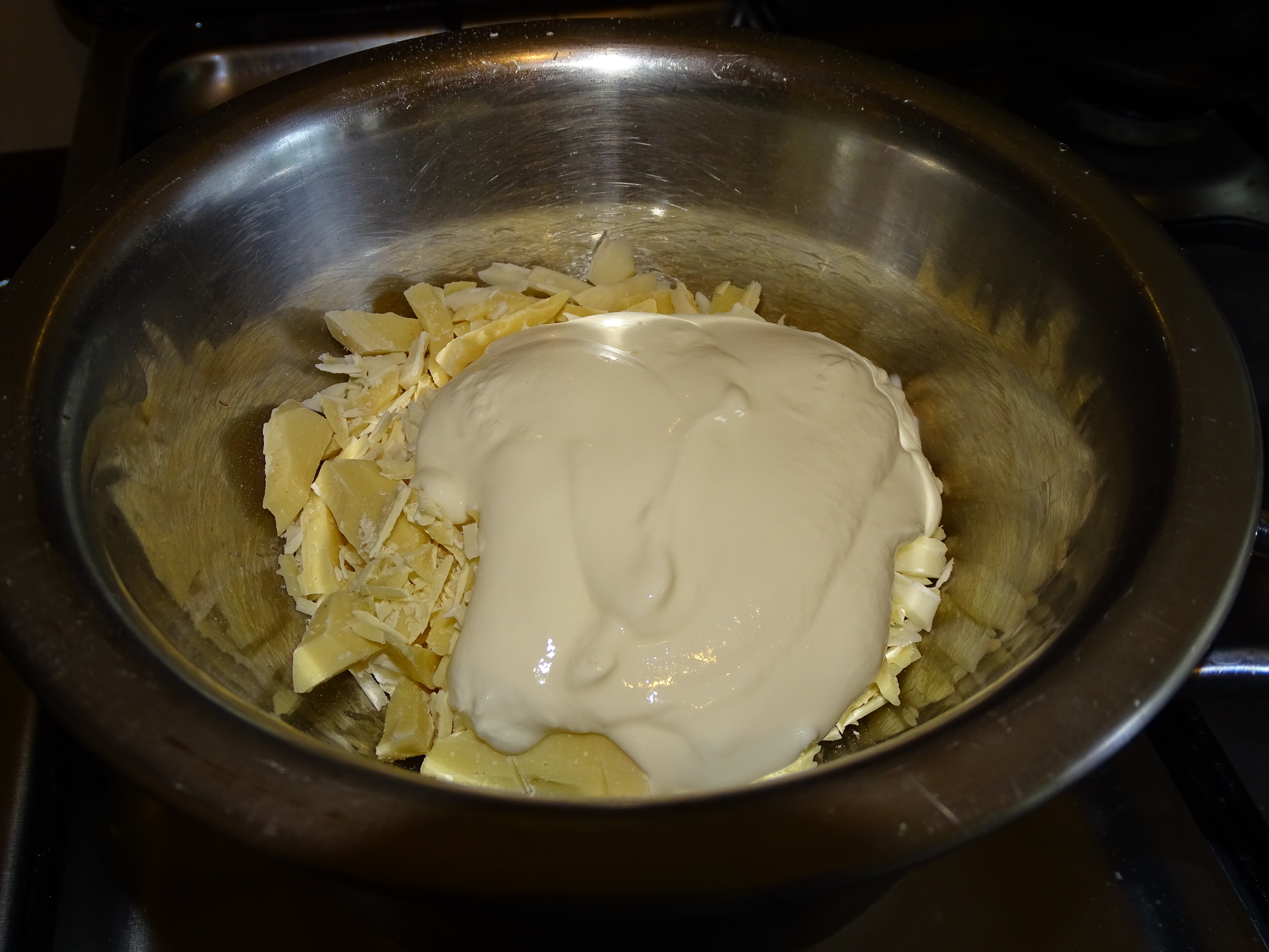 Desert tort cu ciocolata alba si jeleu de zmeura